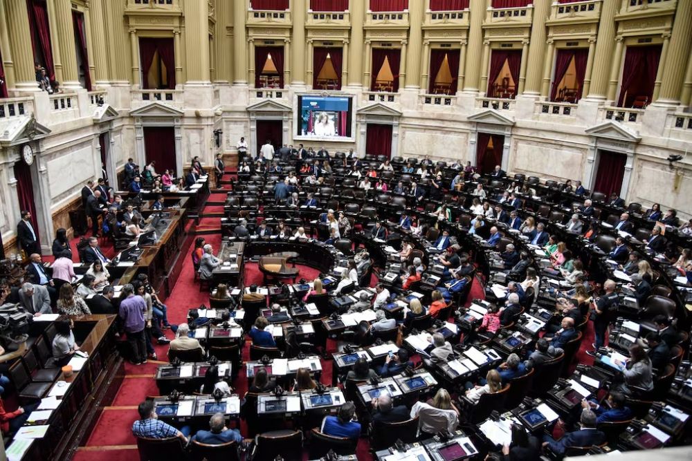 Hay casi 30 proyectos para familias endeudadas que LLA bloquea en el Congreso