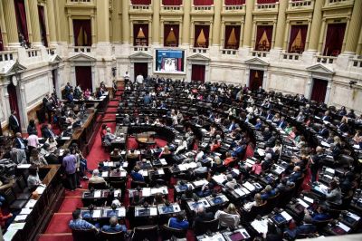 Hay casi 30 proyectos para familias endeudadas que LLA bloquea en el Congreso