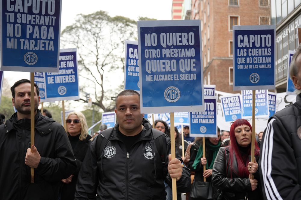 Regulaci�n de tasas, auxilio a Pymes y programa de refinanciaci�n: los reclamos concretos de la CGT a Luis Caputo por los niveles de endeudamiento familiar