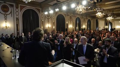 La palabra de Milei inundada de heces, Cerimedo preso y una elite que banca fuerte