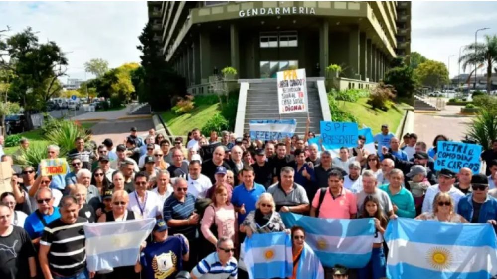 Ante la grave situaci�n salarial las fuerzas de seguridad realizaron una protesta frente al Edificio Centinela