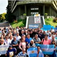 Ante la grave situaci�n salarial las fuerzas de seguridad realizaron una protesta frente al Edificio Centinela