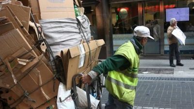Los recicladores porte�os acusan a Macri de darle negocios a 