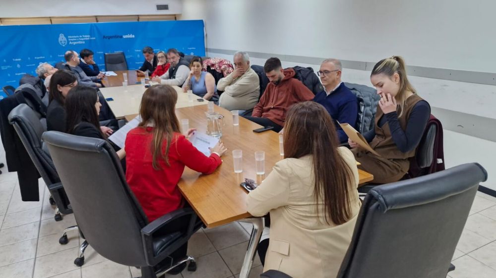 El Gobierno cerr� la paritaria de estatales con �miniaumentos� hasta fin de a�o y un �nico bono de 80 mil pesos: ATE amenaza con paralizar todo