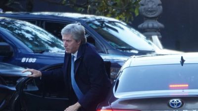 El d�lar que usan las empresas super� los 1.600 pesos, en otra jornada caliente