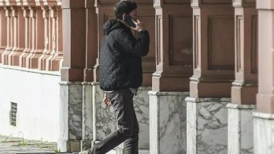 En plena interna del PAMI, Santiago Caputo present� personalmente a una funcionaria de su confianza