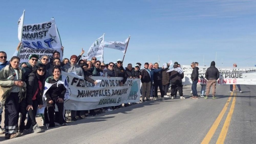 Municipales bonaerenses bloquearon el acceso al puerto de Bahia Blanca en su reclamo por salarios dignos