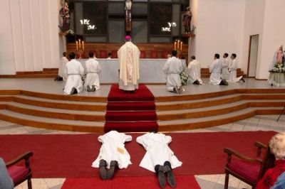 Mons. Colombo a los nuevos sacerdotes: 