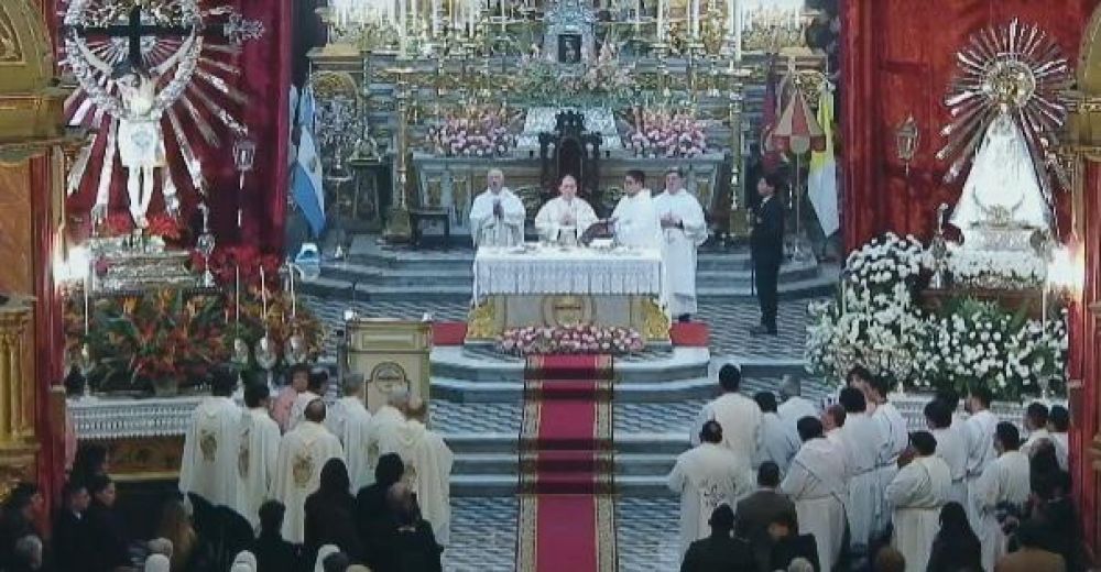 Multitudinaria devoci�n del pueblo salte�o a la Virgen del Milagro