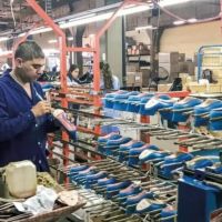 Cierres, despidos y hasta burlas de Karen Reichardt: la crisis en la industria del calzado por el fen�meno 