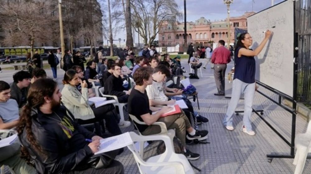 Gremios universitarios profundizan el plan de lucha en la calle con clases abiertas, marchas y paro por el financiamiento