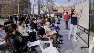 Gremios universitarios profundizan el plan de lucha en la calle con clases abiertas, marchas y paro por el financiamiento