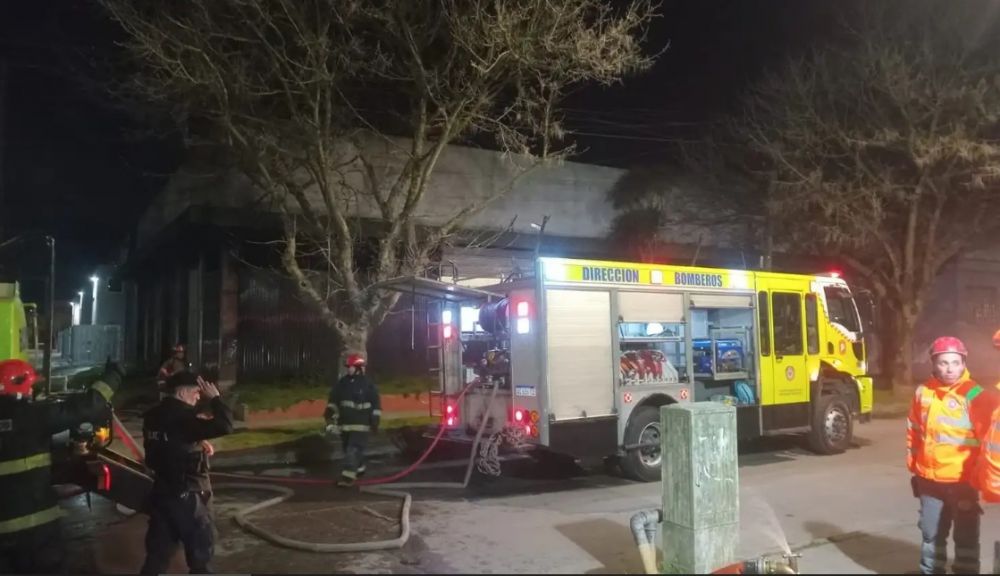 Incendio en un galp�n donde funciona una embotelladora de soda y gaseosas