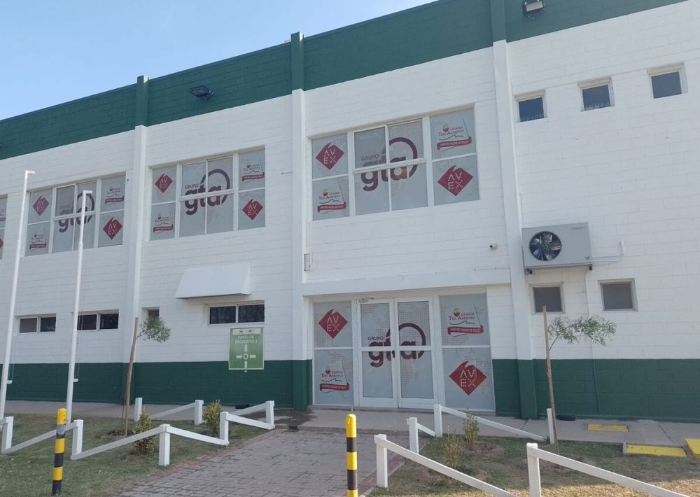 Trabajadores de granjas del Grupo GTA reciben bolsones de alimentos mientras siguen sin cobrar sus salarios desde julio