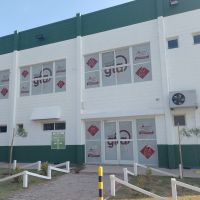 Trabajadores de granjas del Grupo GTA reciben bolsones de alimentos mientras siguen sin cobrar sus salarios desde julio