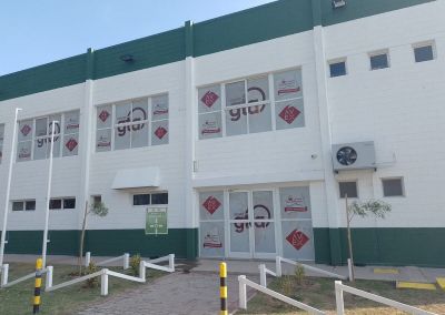 Trabajadores de granjas del Grupo GTA reciben bolsones de alimentos mientras siguen sin cobrar sus salarios desde julio