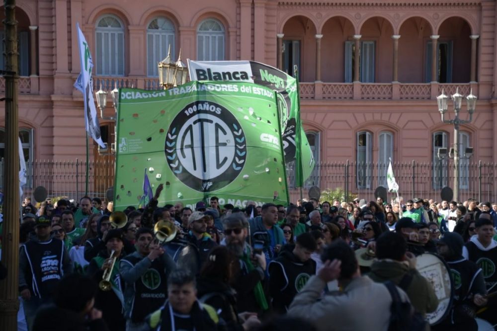 El ajuste golpe� de lleno a los estatales: los salarios p�blicos perdieron 32,6% desde 2023
