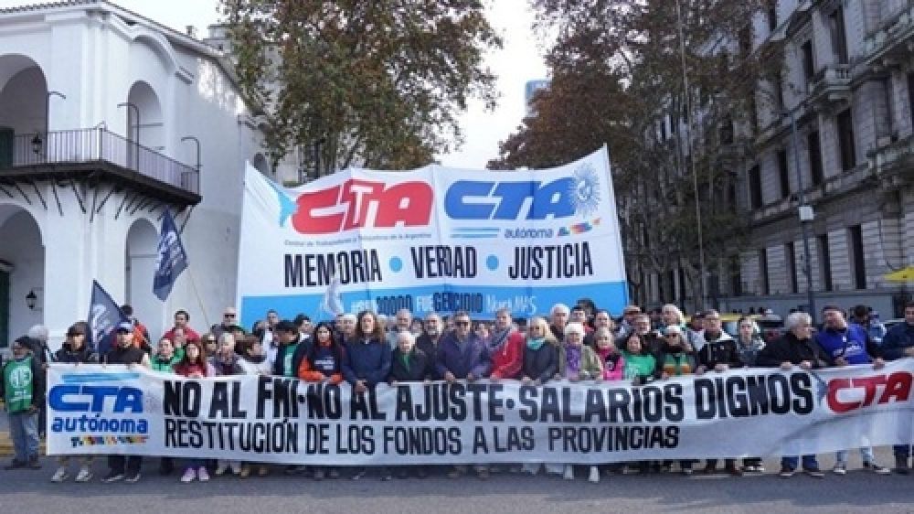 Las dos CTA intimaron al gobierno y exigen reabrir la discusi�n por el salario m�nimo