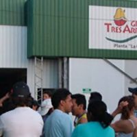 Granja Tres Arroyos no paga sueldos ni indemnizaciones, pero a algunos operarios les regala dos pollos