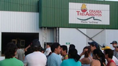 Granja Tres Arroyos no paga sueldos ni indemnizaciones, pero a algunos operarios les regala dos pollos
