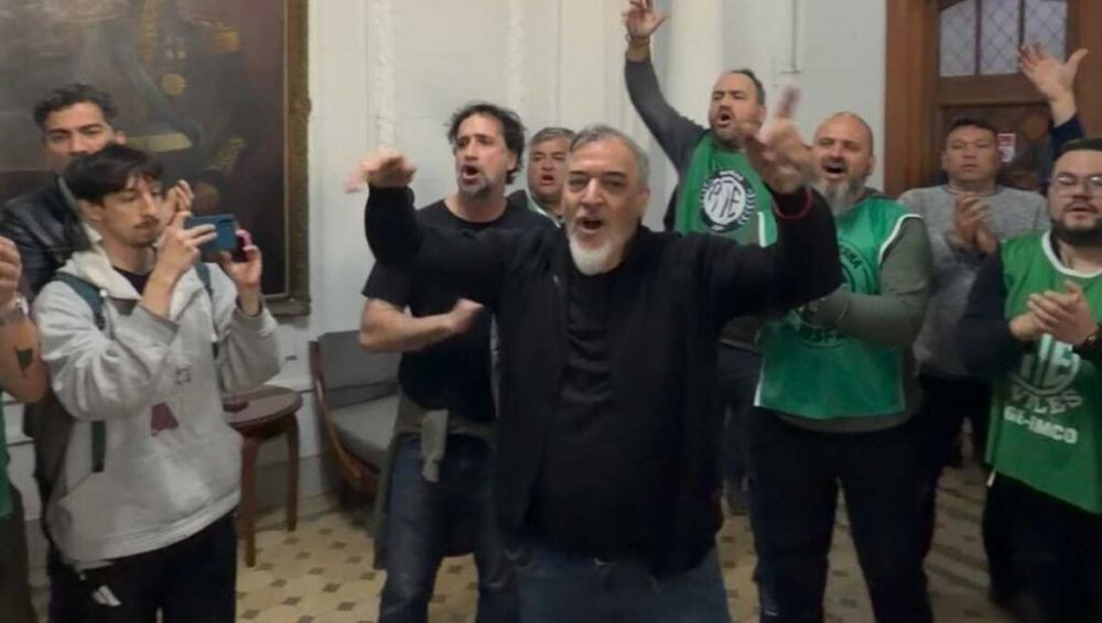 Caos en la Obra Social de las Fuerzas Armadas: renuncia de autoridades y la sede tomada por militantes gremiales