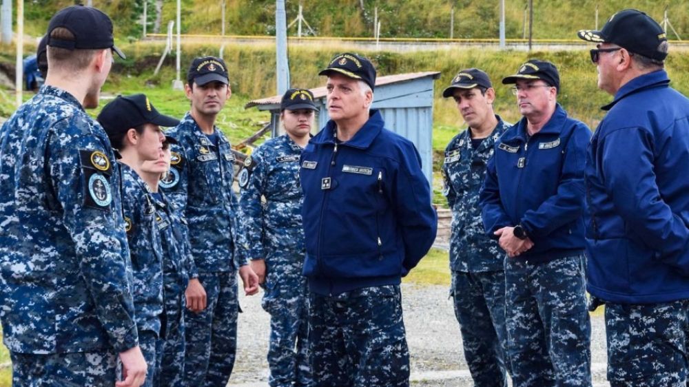 El jefe de la Armada lanza una purga para que el esc�ndalo del robo de sueldos no se lo lleve puesto