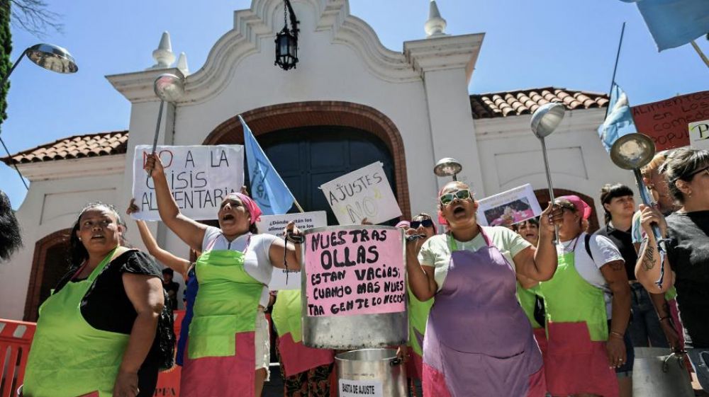 Organizaciones sociales realizaron una protesta con ollas vac�as frente a la Quinta de Olivos