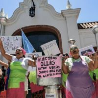 Organizaciones sociales realizaron una protesta con ollas vac�as frente a la Quinta de Olivos