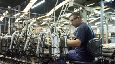 La industria cay� 5,7% en agosto y acumula una baja del 3% en 2026