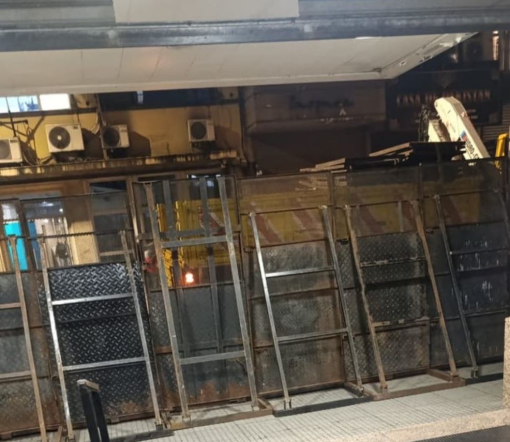 En medio de rumores de 600 despidos, el Gobierno mand� a vallar la sede de IOSFA y desde ATE hablan del �choreo� libertario