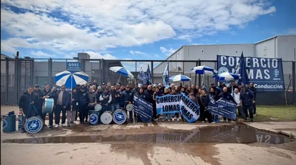 Una de las principales distribuidoras de golosinas del pa�s despidi� a 53 trabajadores y los mercantiles de Lomas se movilizaron para exigir que sean reincorporados