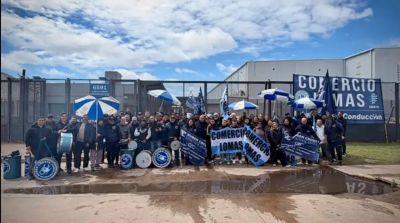 Una de las principales distribuidoras de golosinas del pa�s despidi� a 53 trabajadores y los mercantiles de Lomas se movilizaron para exigir que sean reincorporados