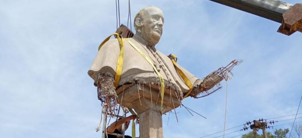 Chaco: S�enz Pe�a construye un monumento al papa Francisco sobre la ruta 95