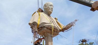 Chaco: S�enz Pe�a construye un monumento al papa Francisco sobre la ruta 95