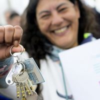 Kicillof entreg� viviendas en La Plata y volvi� a confrontar con Milei: �Demostramos que hay otra manera de gobernar�