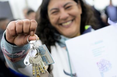 Kicillof entreg� viviendas en La Plata y volvi� a confrontar con Milei: �Demostramos que hay otra manera de gobernar�