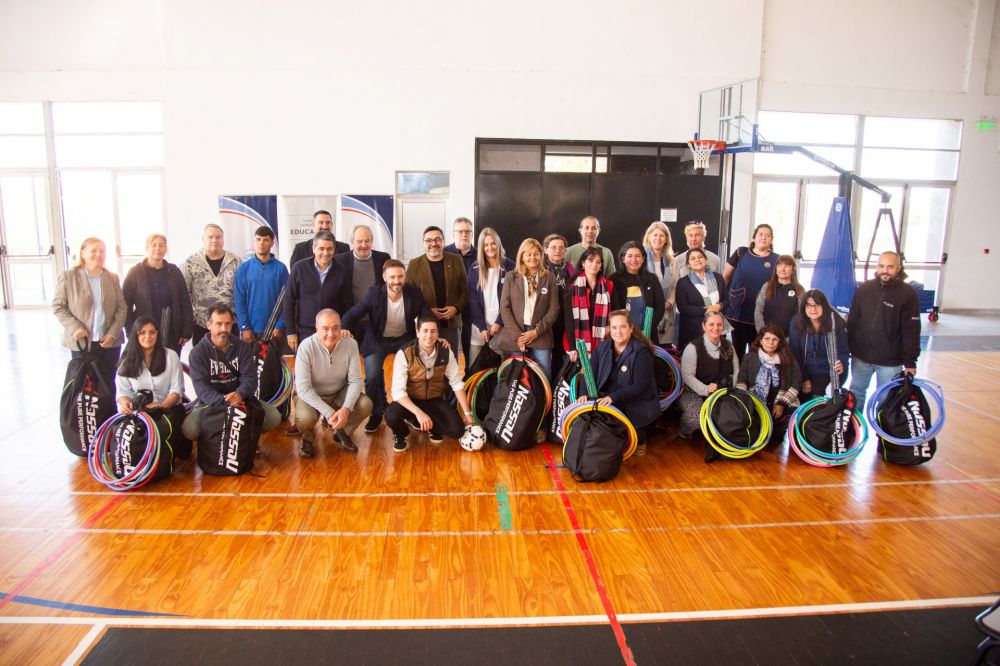 El Gobierno de Entre R�os entreg� kits deportivos a 24 escuelas de Concordia