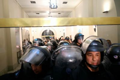 Toma y represi�n en la sede de Educaci�n
