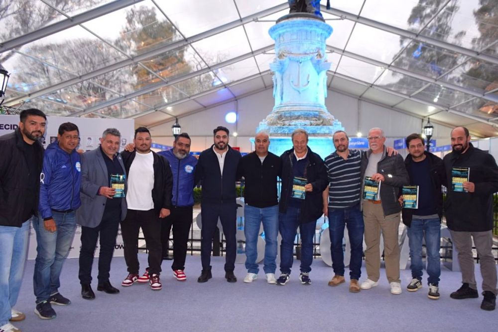 Con la presencia de Moyano, Plaini, Cascallares y Juan Fabiani, trabajadores de La Seren�sima Longchamps presentaron �Cambiando nuestro destino� en la Feria del Libro