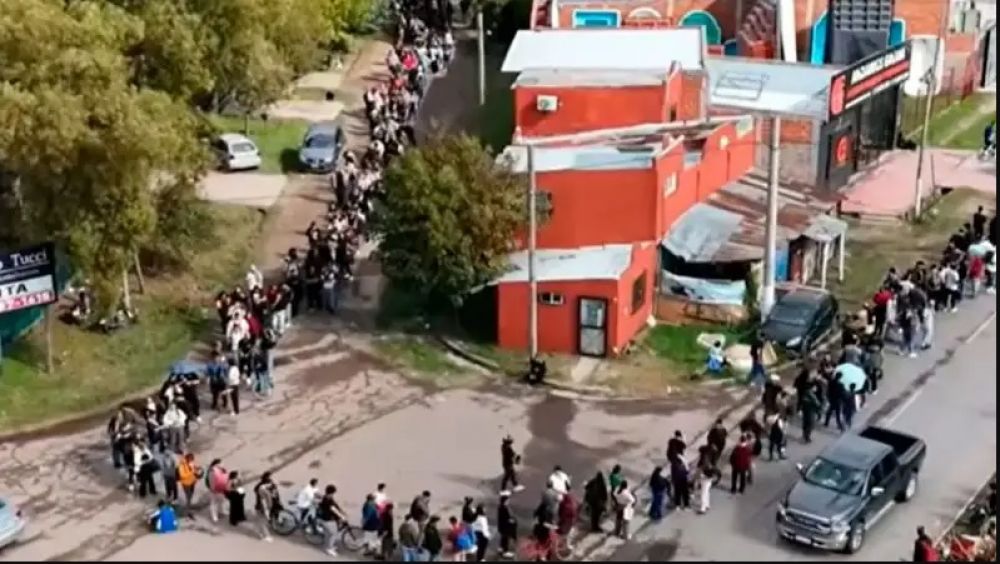 Fila de 10 cuadras para 30 vacantes laborales en Moreno: historias de desocupaci�n, precarizaci�n y pluriempleo