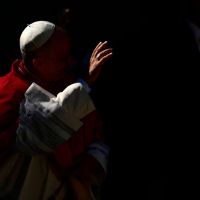 �Qui�n manda en el Vaticano cuando no est� el Papa? La pregunta que volvi� a escucharse cuando Le�n XIV estaba en el quir�fano