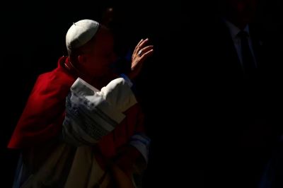 �Qui�n manda en el Vaticano cuando no est� el Papa? La pregunta que volvi� a escucharse cuando Le�n XIV estaba en el quir�fano