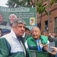 Camioneros reclama indemnizaciones para 6.500 trabajadores y crece el conflicto con el Gobierno porte�o