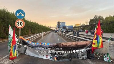 Italia: protesta de trabajadores sider�rgicos amenaza con paralizar una refiner�a y provoca escasez de combustible