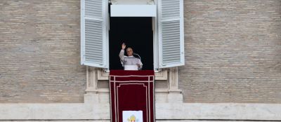 Un d�a despu�s de salir del hospital, el Papa Le�n XIV reza el �ngelus desde el Vaticano