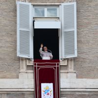 Un d�a despu�s de salir del hospital, el Papa Le�n XIV reza el �ngelus desde el Vaticano
