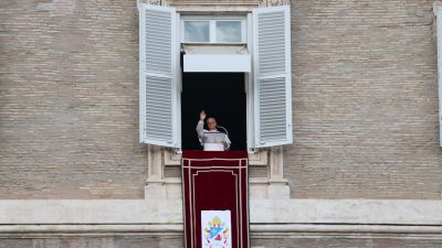Un d�a despu�s de salir del hospital, el Papa Le�n XIV reza el �ngelus desde el Vaticano