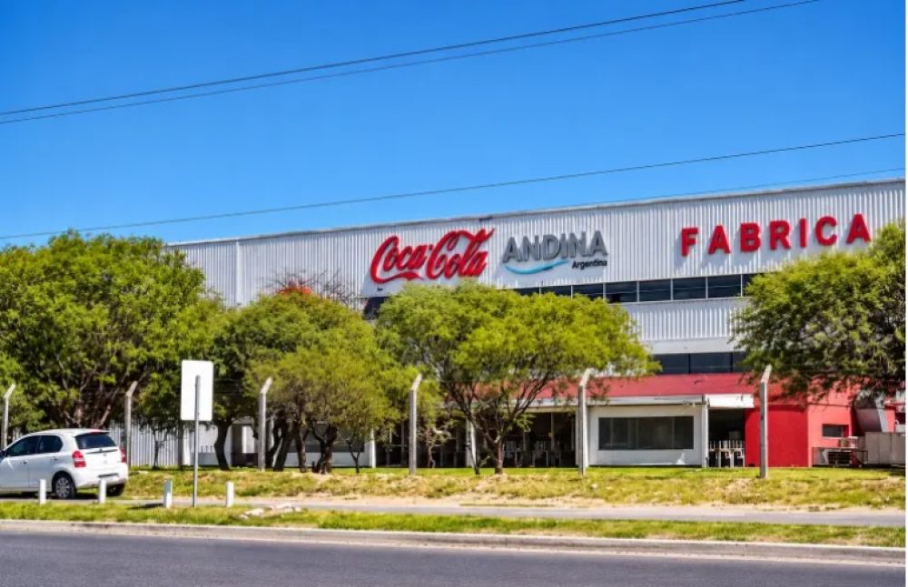 Compraban Coca-Cola con tarjetas ajenas y la distribu�an en boliches: investigan estafa de casi $120 millones