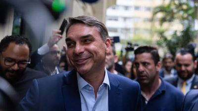 Migraciones confirm� que Fl�vio Bolsonaro pas� por la Argentina para viajar en vuelo privado rumbo a EE.UU.
