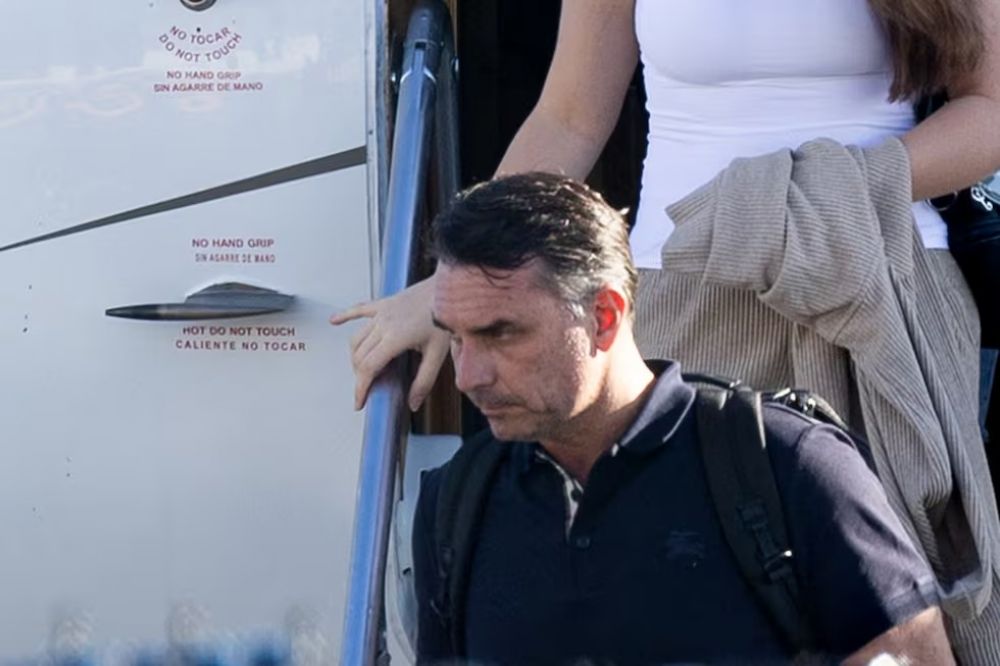 Fl�vio Bolsonaro se autoproclam� �presidente electo� de Brasil
